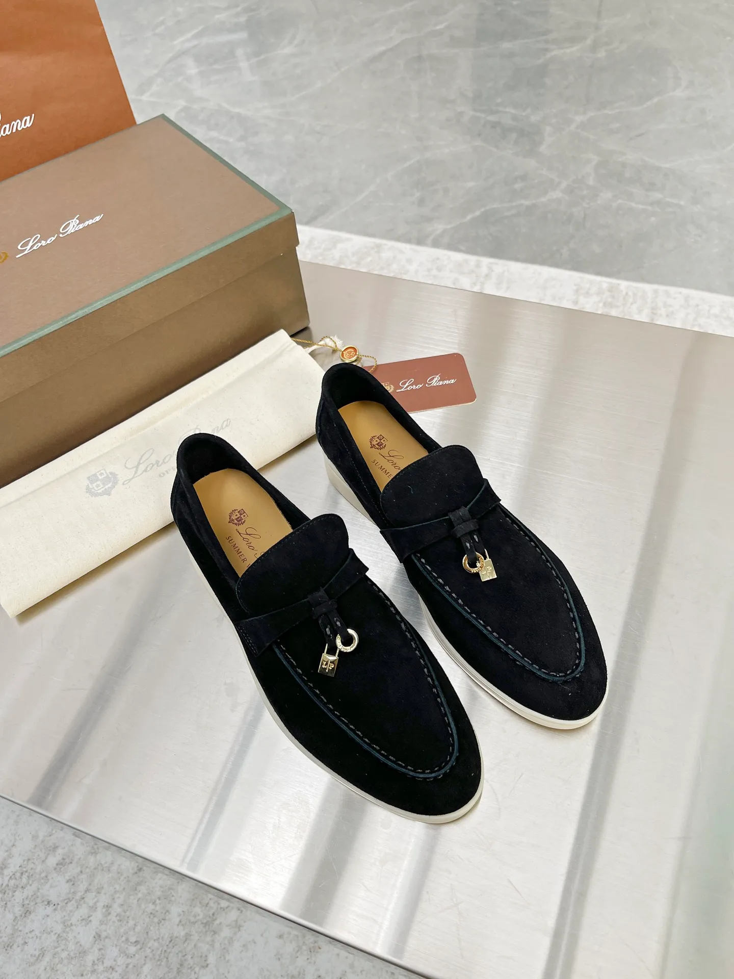 👟👟Ex-factory price 480👟👟 Loro 👟👟Ex-factory price iana Nuoyoupanya 2022 adds new colors, classic lock style, girls’ favorite. It is said that your feet will not get tired after walking for a long time. I wonder if you have tried it! It feels like you are stepping on clouds. It does not scratch your feet at all. It is comfortable, handsome and low-key. It is the same style for men and women. The upper is semi-handmade. Size: Women's size 35-42, Men's size 39-46. Upper: 100% imported high silk nylon.  Inner lining: 100% imported high silk nylon. Insole: 100% imported water-dyed cowhide. Outsole: 100% original. Raw rubber outsole Glue: 100% no glue smell